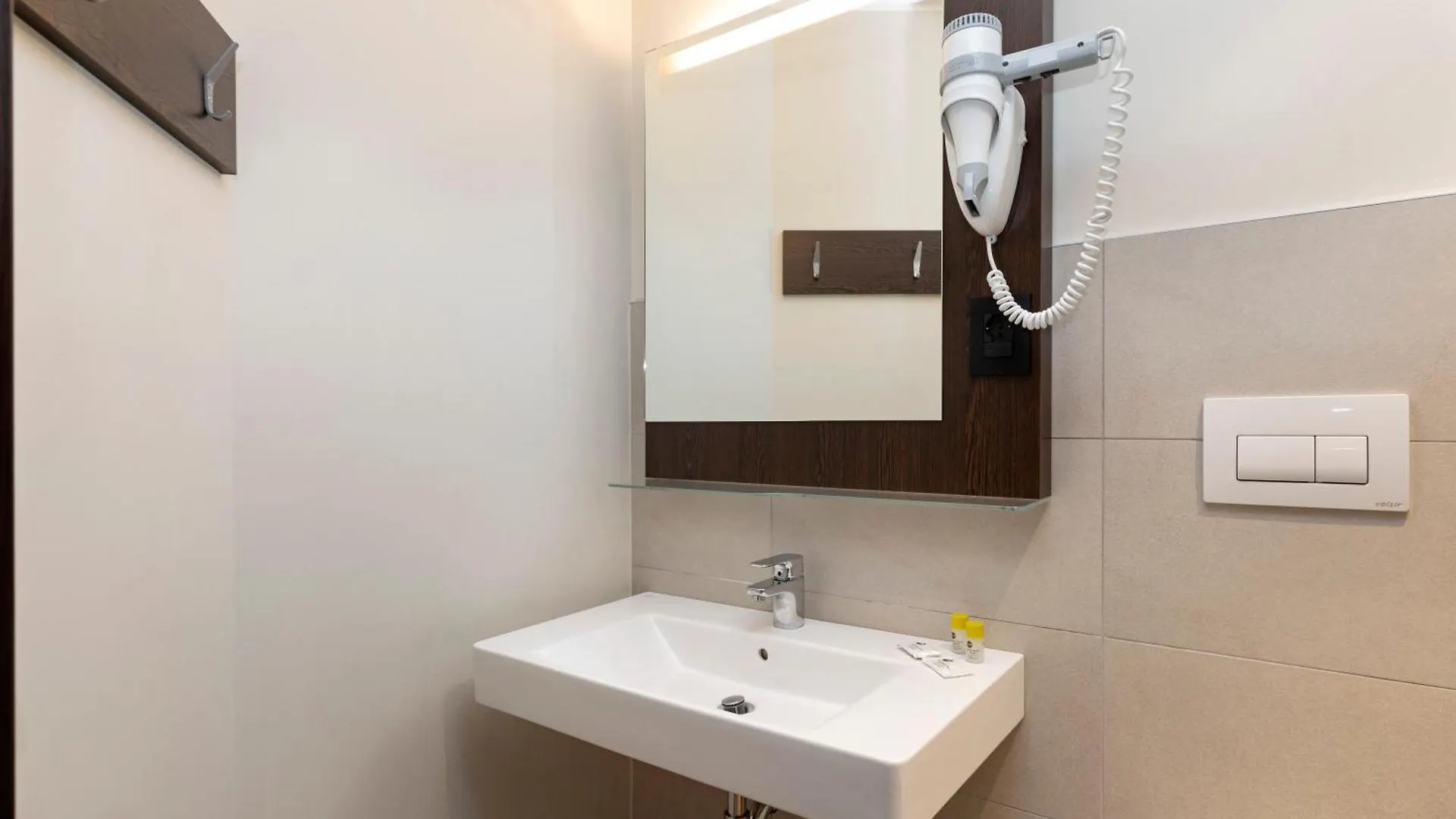 B&B Hotel Milano Sant'Ambrogio 3*, Милан